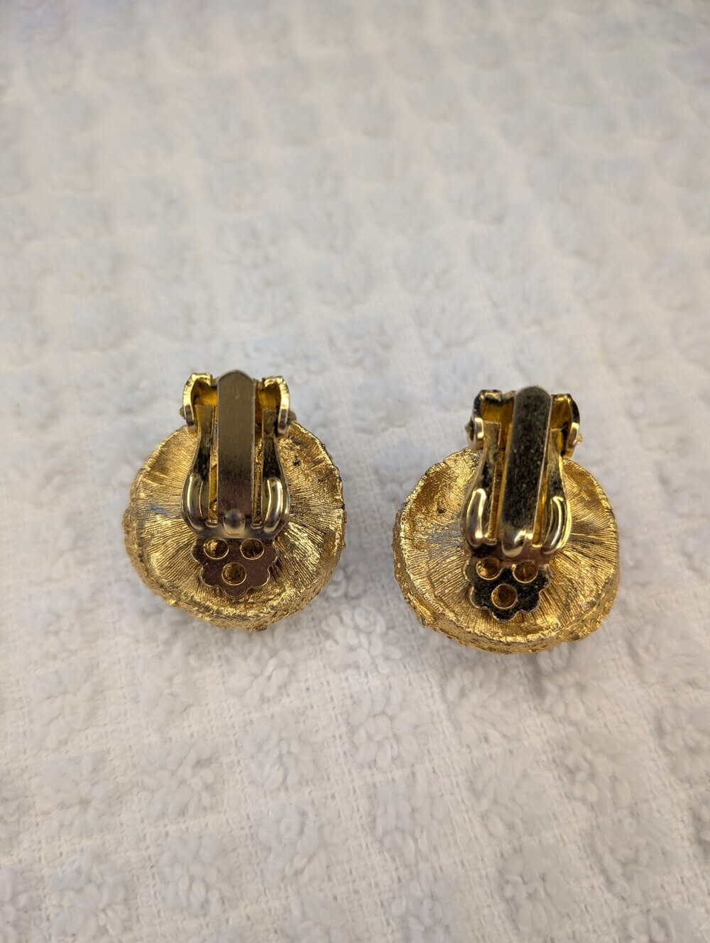 Vintage Faux Pearl Textured Gold Tone Clip On Earrings - Picture 3 of 9